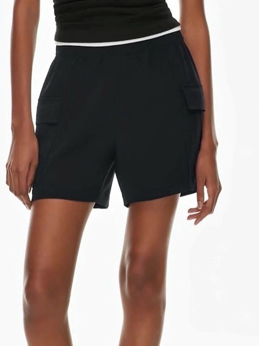 Aritzia Highlight Cargo Short
Relaxed, mid-rise Japanese crepe cargo shorts smal